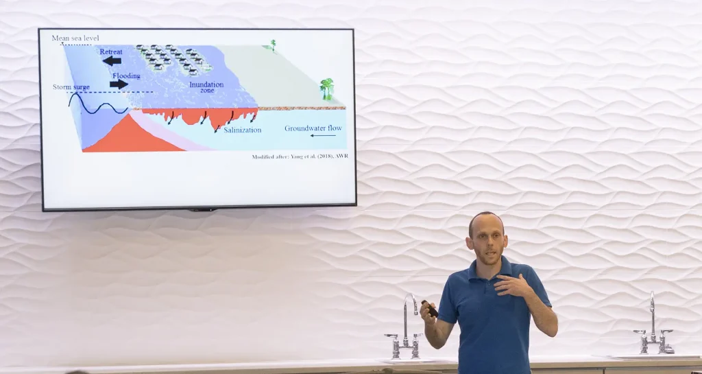 Anner Paldor making a presentation