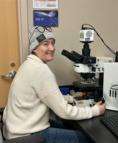 Kaitlyn Gauvey at a microscope